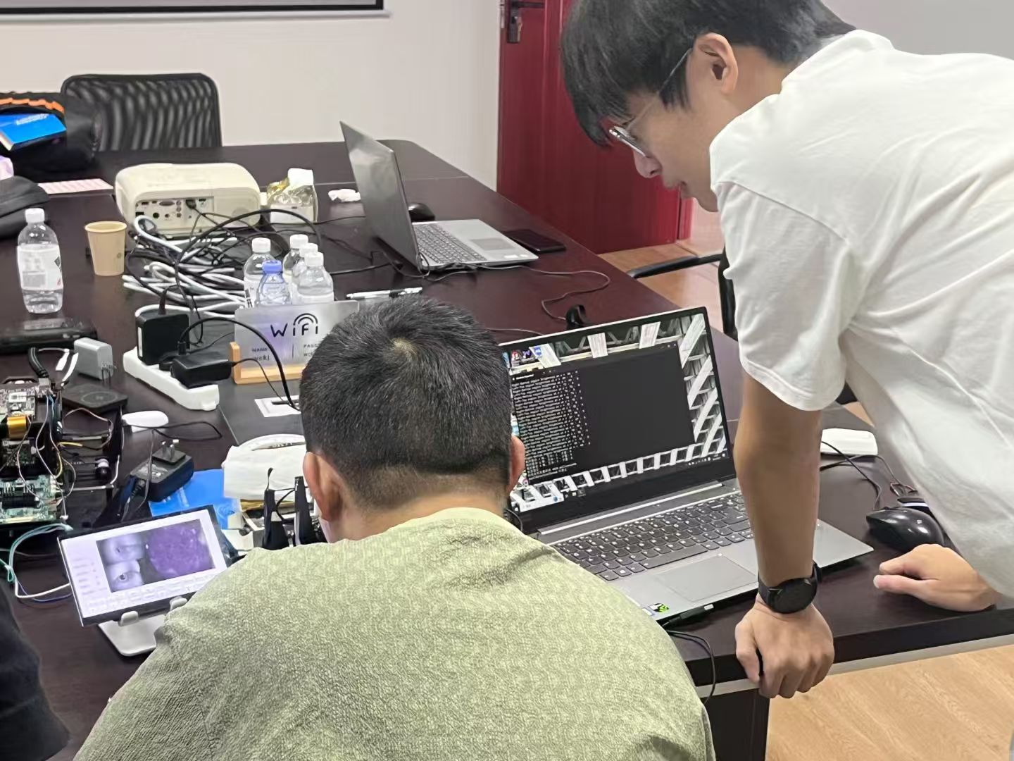 工程人员开展设备联合调试